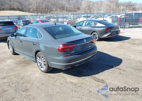 2017 Volkswagen Passat 1.8T R-Line z USA, uszkodzony, nr VIN 1VWDT7A39HC042698